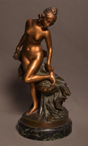 Sylvain KINSBURGER (1855-1935) Baigneuse se déchaussant
Bronze
H. 35 cm