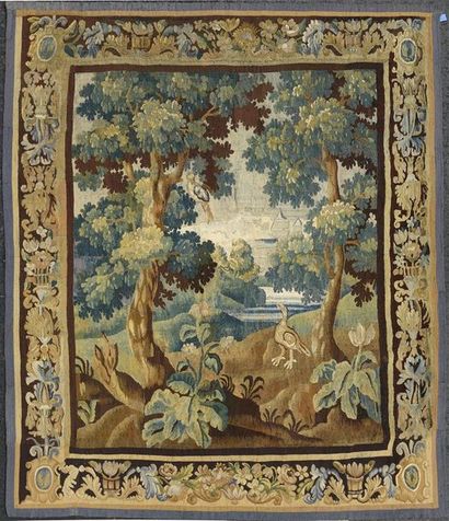 null Tapisserie verdure ornée d'une perspective de sous-bois avec château et oiseaux....