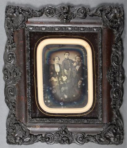 null Daguerréotype demi-plaque, vers 1855
Couple avec ses deux enfants dont un collégien
Cadre...