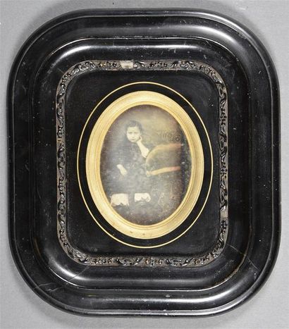 null Daguerréotype, vers 1850
Beau portrait d'une fillette assise à l'air boudeuse
Au...