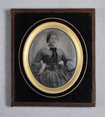 null Lot composé de 3 ambrotypes
Portraits de femmes vers 1860 et portrait d'un couple...