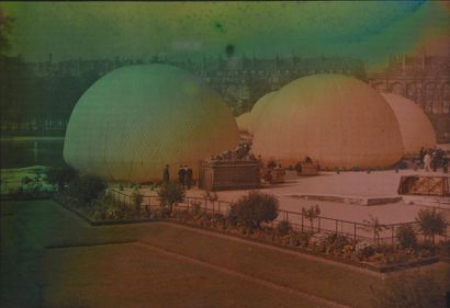 null Autochromes, vers 1910
Gonflement de ballons dans le Jardin des Tuileries à...