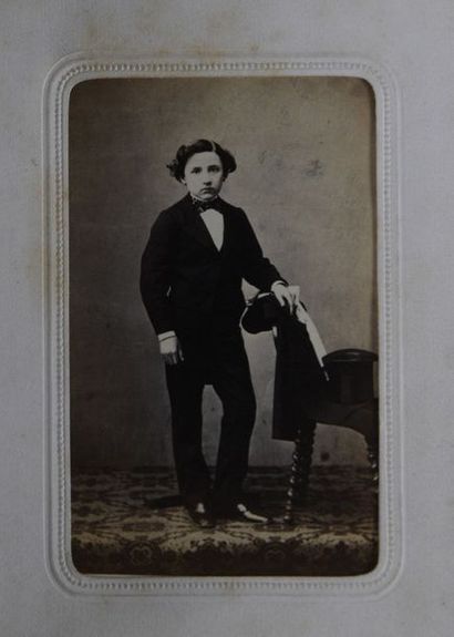 P. OGÉE, photographe Lyonnais Portraits vers 1863/1870
Rare album réunissant 15 épreuves...