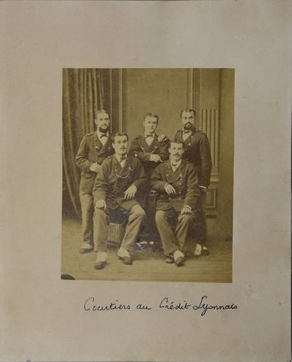 null Courtiers au Crédit Lyonnais, vers 1880
Étonnants portrait de groupe représentant...
