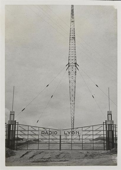 Radio-Lyon 1924-1944 Exceptionnel et unique album sur Radio-Lyon, comprenant 168...