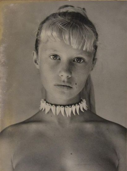 null Portrait d'une jeune fille au collier de coquillage, vers 1950
Tirage argentique...