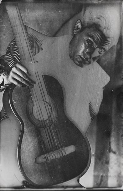 Roger Parry (1905-1977) Homme à la guitare, vers 1930
Photomontage à partir d'un...