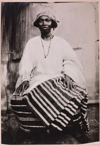 Roger Parry (1905-1977) Femme africaine assise devant sa maison, 1930
Tirage argentique...