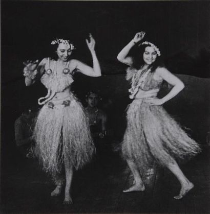 Roger Parry (1905-1977) Danseuses en pagne, Tahiti, 1932 Deux épreuves argentiques...