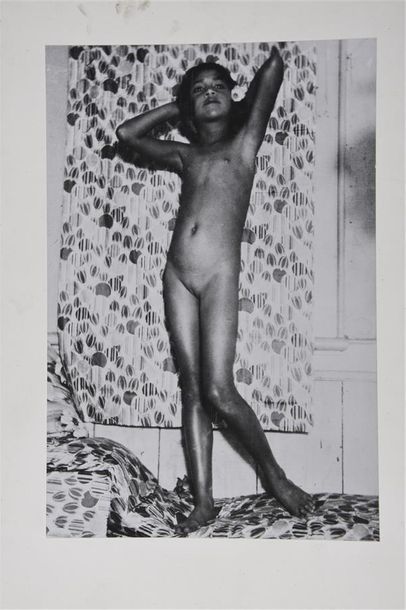 Roger Parry (1905-1977) Jeune fille nue dans la chambre, Tahiti, 1932
Tirage argentique...
