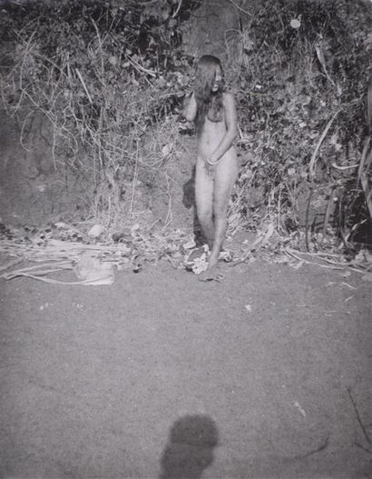 Roger Parry (1905-1977) Jeune fille nue avec l'ombre de la tête du photographe, Tahiti,...