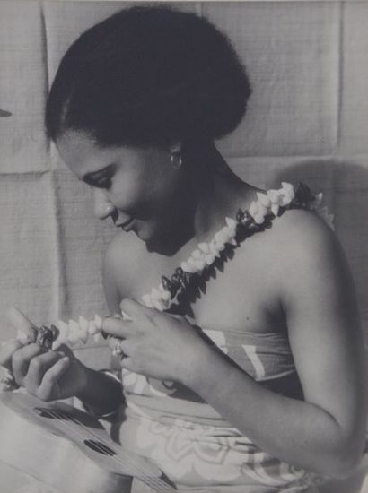 Roger Parry (1905-1977) Tahitienne au collier de perles et à la petite guitare, 1932...