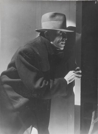 Roger Parry (1905-1977) Homme au chapeau guettant près d'une porte et Homme au chapeau...