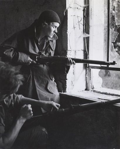 Roger Parry (1905-1977) Couple de maquisards tirant depuis la fenêtre d'une ferme,...