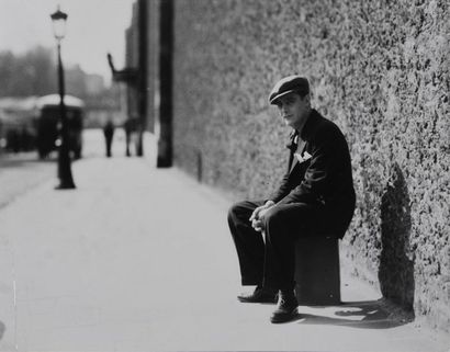 Roger Parry (1905-1977) Scène de tournage avec un acteur assis sur une valise devant...