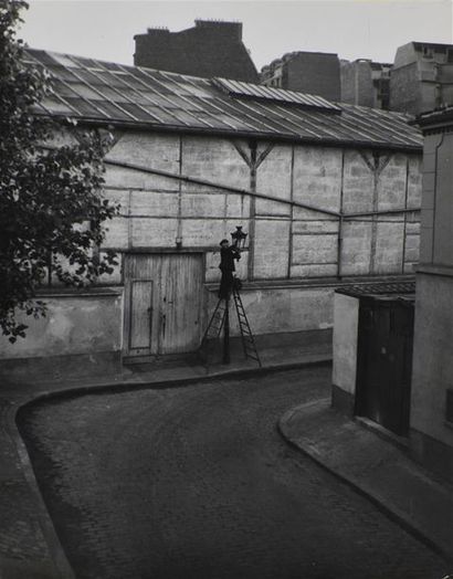 Roger Parry (1905-1977) L'entretien du réverbère dans une ruelle parisienne, vers...