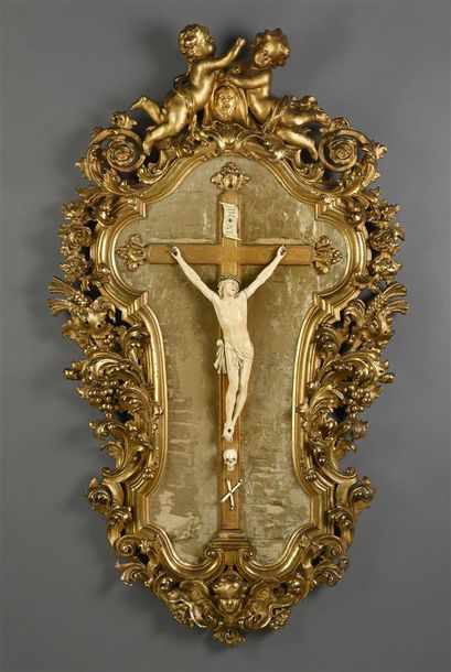 Spectaculaire crucifix en ivoire, le Christ...