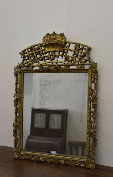 null ITALIE
Miroir rectangulaire en bois doré ajouré à parecloses sculptées de fleurs...