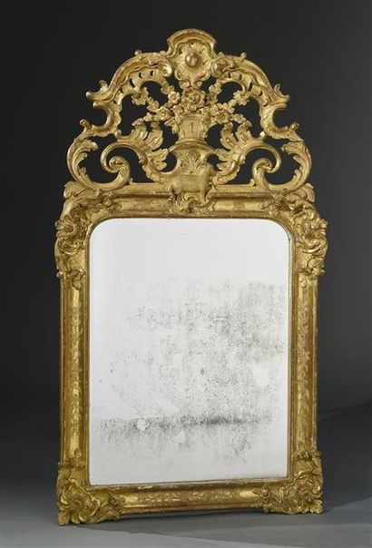 null Miroir en bois doré et sculpté de larges coquilles et fleurs aux écoinçons et...