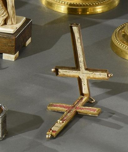 null Grande croix reliquaire ouvrante en or jaune 18K (750/°°) appliquée d'un Christ...