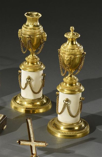  Paire de bougeoirs cassolettes en bronze doré et marbre blanc, en forme d'urne à...