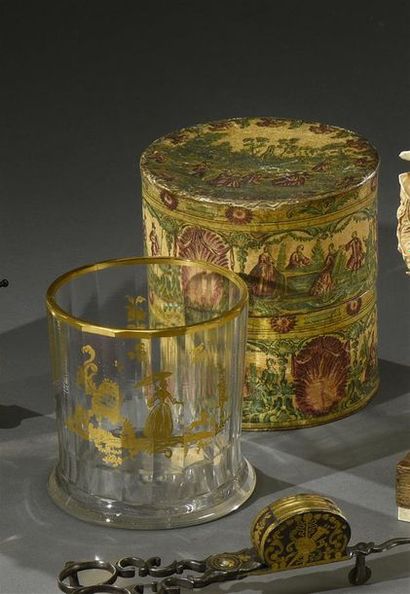  Verre à pans en cristal à décor or dans le goût du XVIIIe siècle d'une élégante...