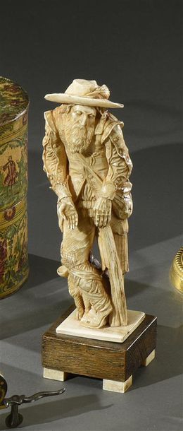  Belle statuette en ivoire sculpté représentant un mendiant unijambiste appuyé sur...