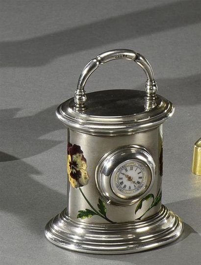  Georges Adam SCHEID (1838-1921) Pendule miniature en argent, de section ovale, émaillée...