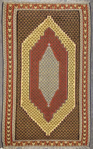 null SENEH KILIM – IRAN
Tapis à décor de trois médaillons crénelés imbriqués, bordure...