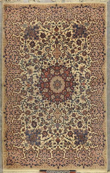 null ISPAHAN – IRAN
Petit tapis en laine à rosace centrale orange sur fond beige,...
