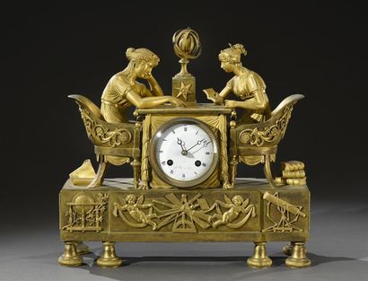  Importante pendule en bronze doré "à l'étude": deux femmes assises devant une sphère...