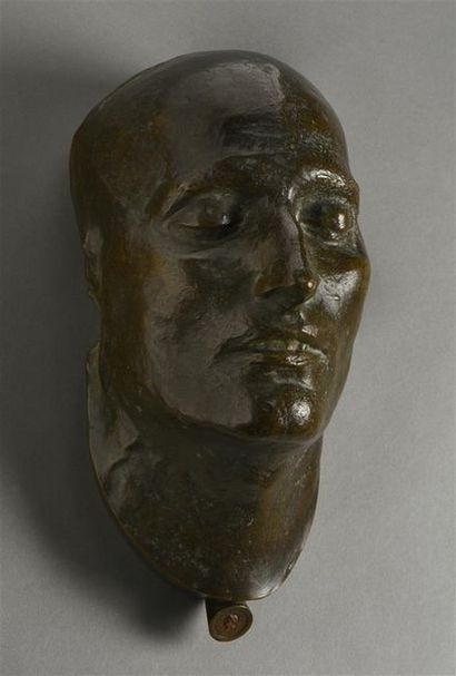  Masque mortuaire de Napoléon 1er, en bronze à patine brune, avec médaille de cou...