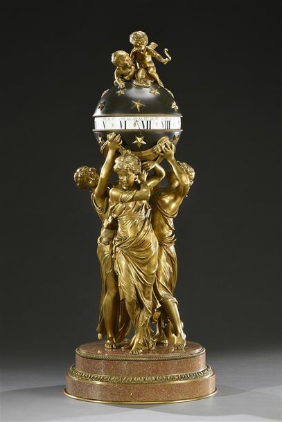  Pendule monumentale en bronze doré à sujet de trois jeunes femmes drapées, soutenant...