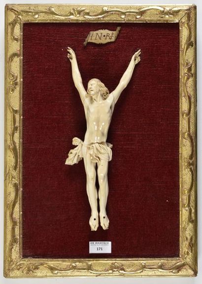  Christ en ivoire sculpté XVIIIe siècle H. 28,5 cm BL Dans une baquette de la même...
