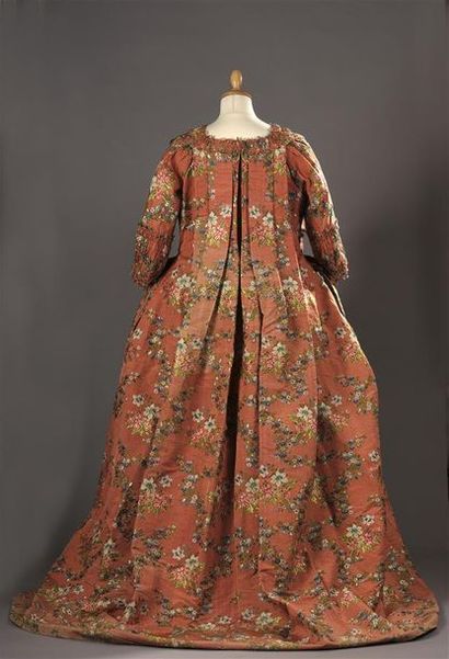 null Robe à la française, vers 1760, lampas fond cannetillé corail broché soie polychrome...