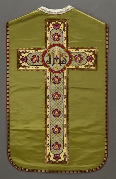 null Ornement liturgique complet, vers 1920-1930, damas crème à décor de fleurons...
