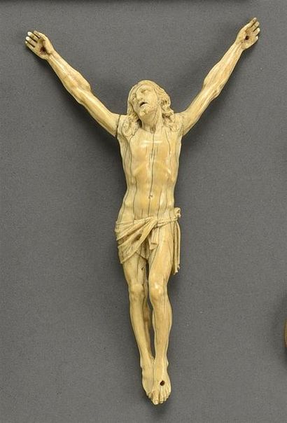 null Christ expirant en ivoire, les pieds croisés XVIIe siècle Hauteur 12,1 cm, hauteur...