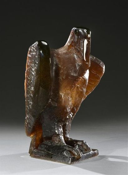 Maurice LEGENDRE (1928) & DAUM NANCY Aigle stylisé
Sculpture en pâte de verre brune...