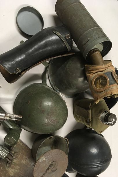 null France et divers Lot militaria divers, casques modèle 45 et divers, vestes d'uniformes,...