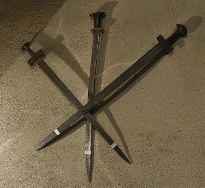 null AFRIQUE Lot de trois épées sans fourreaux, en l'état. XIXe-XXe siècles 