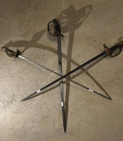 null ALLEMAGNE Lot de trois sabres et épées Un sabre de cavalerie bavarois 1ère Guerre...