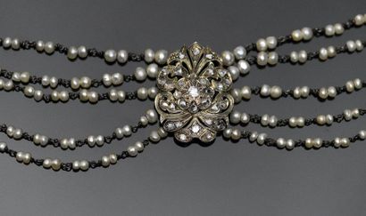 null Collier collerette composé de cinq rangs de petites perles fines baroques en...