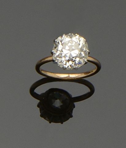 null Bague solitaire en or 18K (750°/°°) de deux tons ornée d'un diamant taille ancienne...