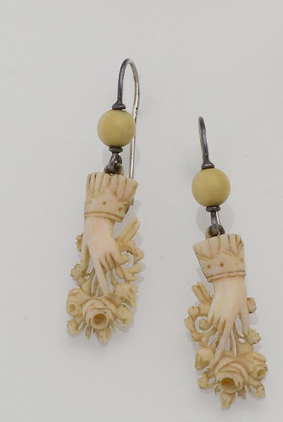 null Paire de pendants d'oreille en ivoire sculpté de mains retenant des bouquets...