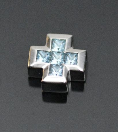 null Pendentif en or gris 18K (750°/°°) agrémenté de cinq topazes bleues carrées...