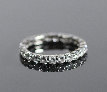 null Alliance américaine en or gris 18K (750°/°°), sertie de diamants taille brillant...