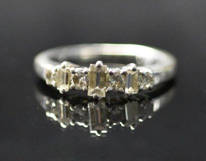null Bague jarretière en or gris 18K (750°/°°), centrée d'une ligne de diamants taille...