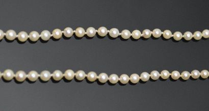 null Collier de perles de culture en chute, le fermoir en or 18K (750°/°°), de deux...