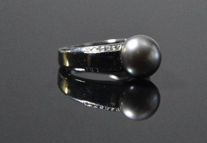 null Bague en or gris 18K (750°/°°) centrée d'une perle de culture grise épaulée...