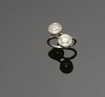 null Bague «Toi et Moi» en platine (850°/°°) sertie de deux diamants taille ancienne...